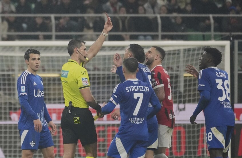 Video: Kyle Walker tries to convince the referee not to send off opponent Dele Ali 